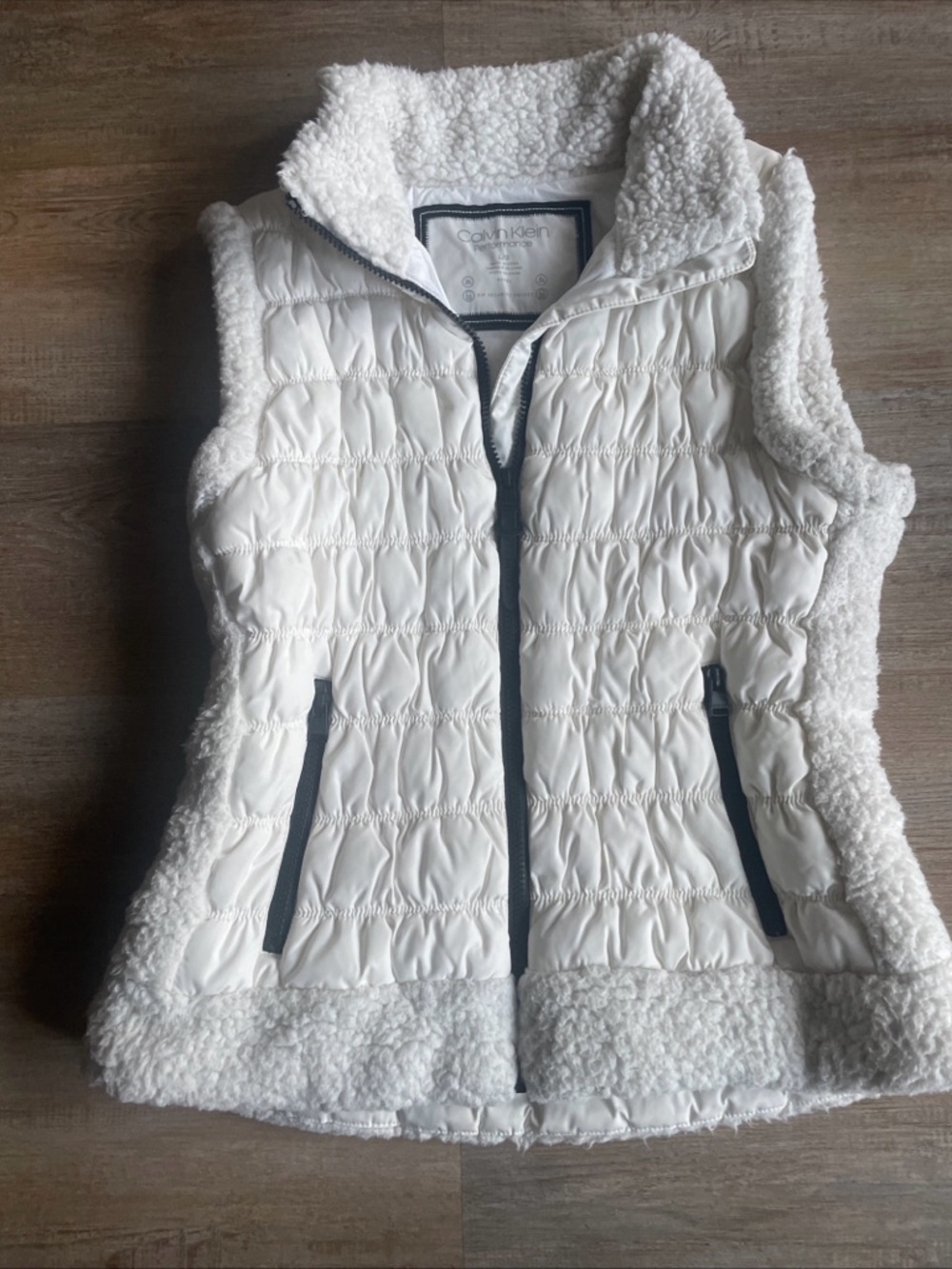 Calvin Klein women’s performance white puffer vest large